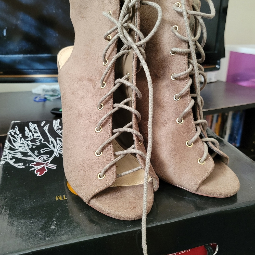 Shoes - Picture 4 of 4